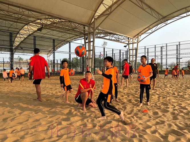 播种希望 未来可期 中国国家男子沙滩足球队在梅州五华开展沙足体验课活动