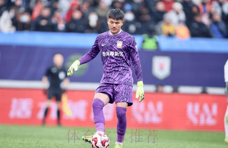 有能！李昊曾在邵佳一的见证下领取中超月度最佳门将奖杯
